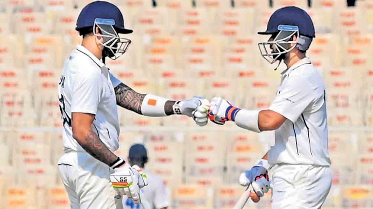 పట్టు బిగించిన ముంబై