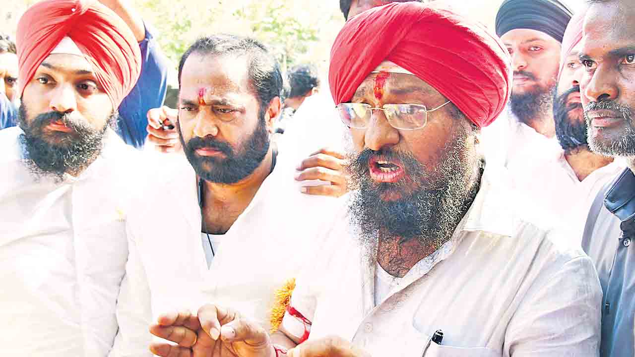 చివరిరోజు నామినేషన్ల వెల్లువ