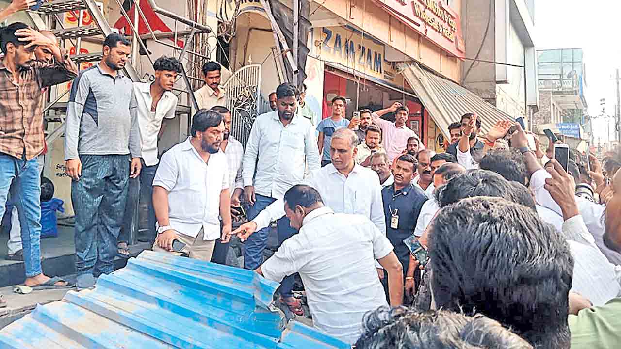 Hyderabad | హరీశన్నా.. దుకాణాలు కూలగొడుతున్నరు.. గోడు వెల్లబోసుకున్న బాధితులు!