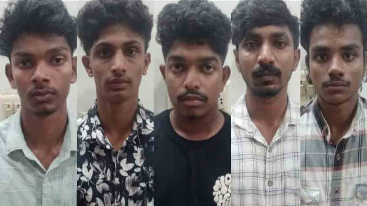 మర్మాంగాలకు డంబెల్స్‌ వేలాడదీసి