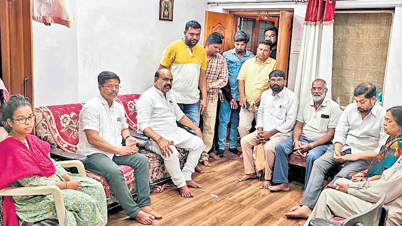 కుంభమేళా రోడ్డు ప్రమాద బాధిత కుటుంబాలను ఆదుకోవాలి