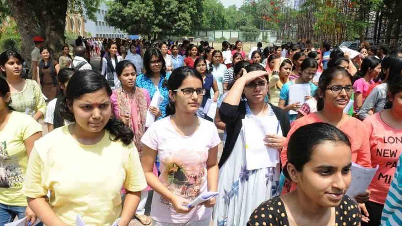 పొఫెషనల్‌ కోర్సుల్లో 95శాతం సీట్లు మనోళ్లకే