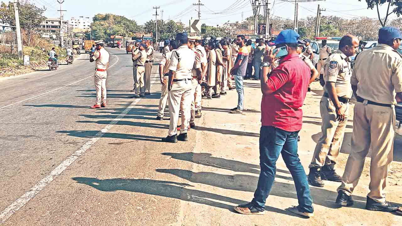 Manukota | జాతీయ రహదారి కోసం.. మానుకోటలో నిర్బంధ సర్వే!