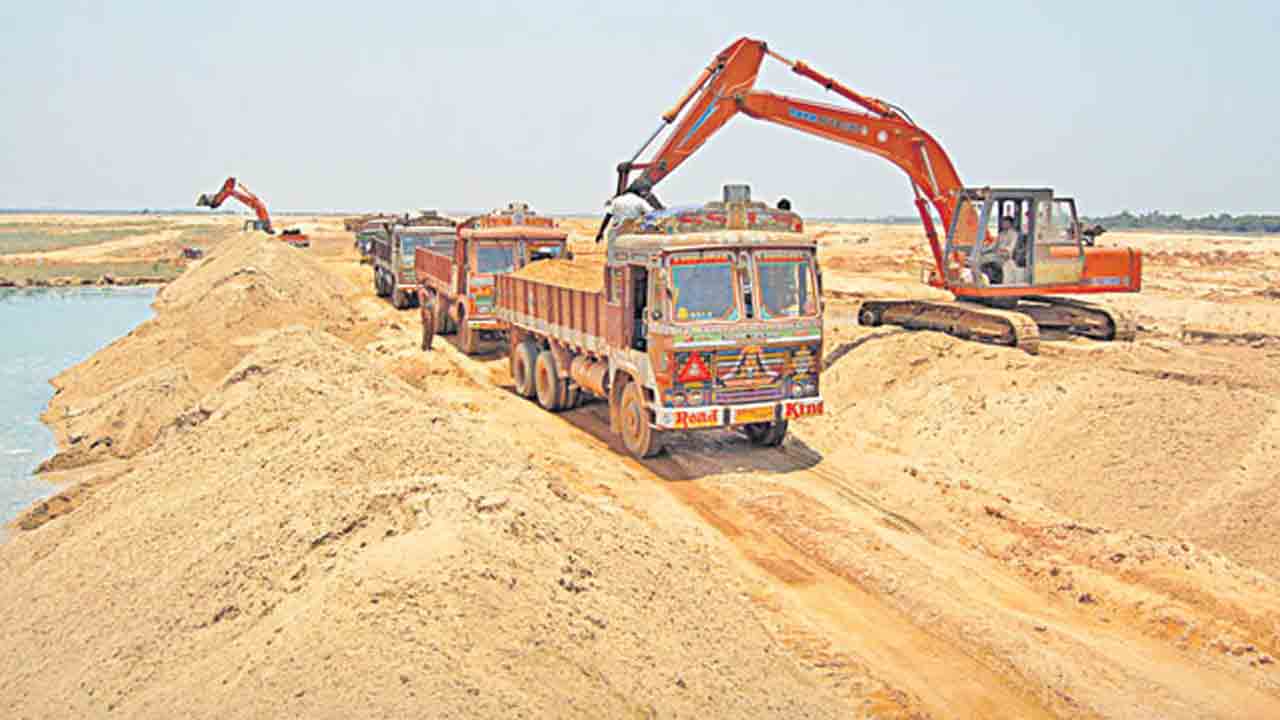 Telangana | దారితప్పిన ఇసుక రాబడి.. సగానికి పడిపోయిన ఆదాయం!