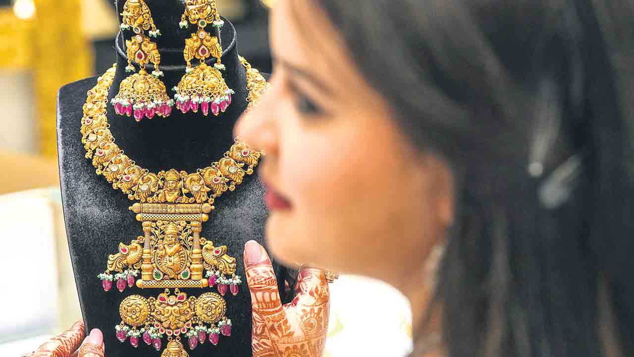 Gold Rate | ఆల్‌టైమ్‌ హైకి బంగారం ధర.. తులం గోల్డ్‌ 89,400