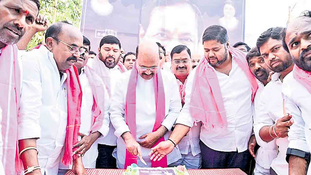 మొక్కలు నాటి.. అభిమానం చాటి..