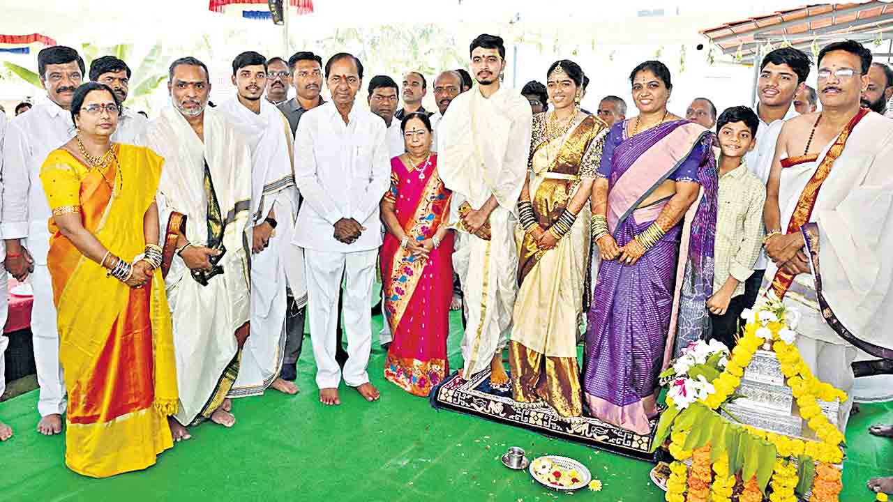 నూతన వధూవరులకు కేసీఆర్‌ దంపతుల ఆశీర్వాదం