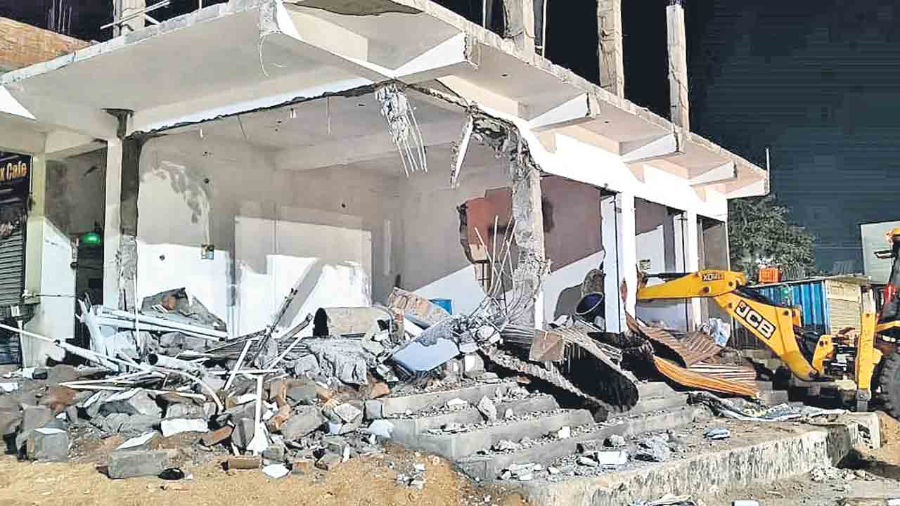 అక్రమ నిర్మాణాల కూల్చివేత