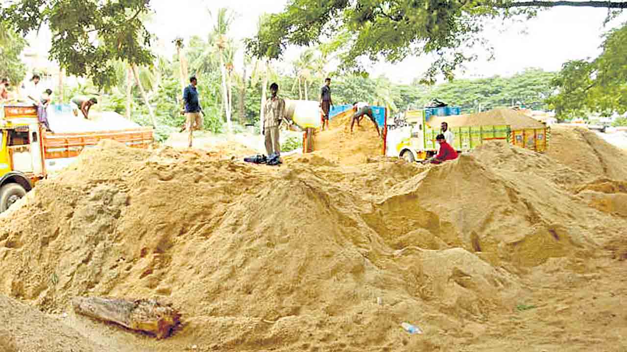 Telangana | టన్ను ఇసుక 2 వేలు.. ప్రభుత్వ విధానాలతో వినియోగదారులకు తప్పని ఇబ్బందులు!