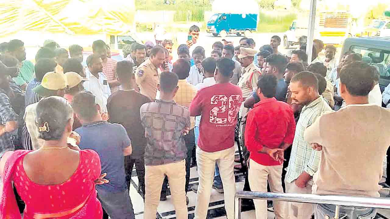 పత్తి కొనడం లేదంటూ రైతుల ఆందోళన