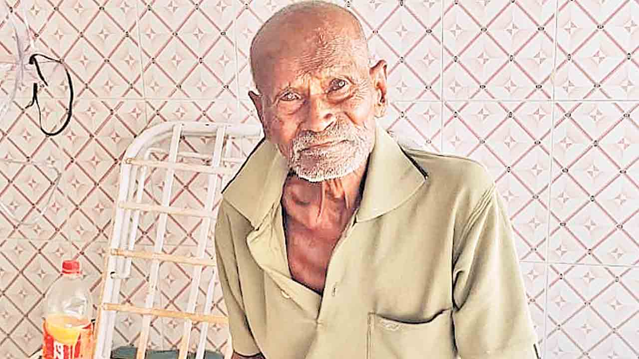 మాజీ సర్పంచ్‌ ఇంటి ఎదుట ఆత్మహత్యాయత్నం