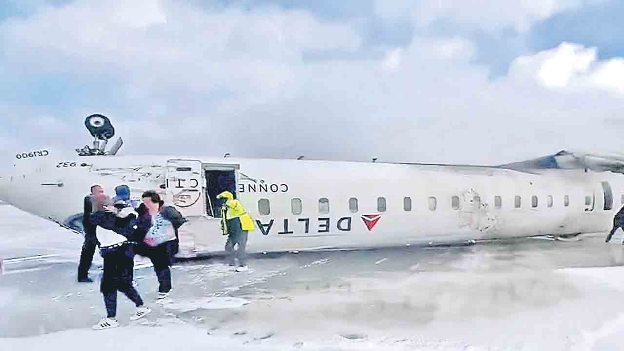 రన్‌వేపై విమానం బోల్తా