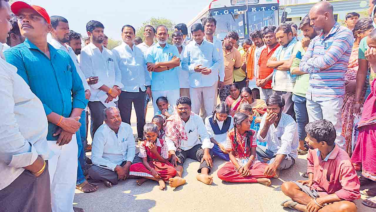 తల్లి వేతనం అడిగాడని కుమ్మేశారు!