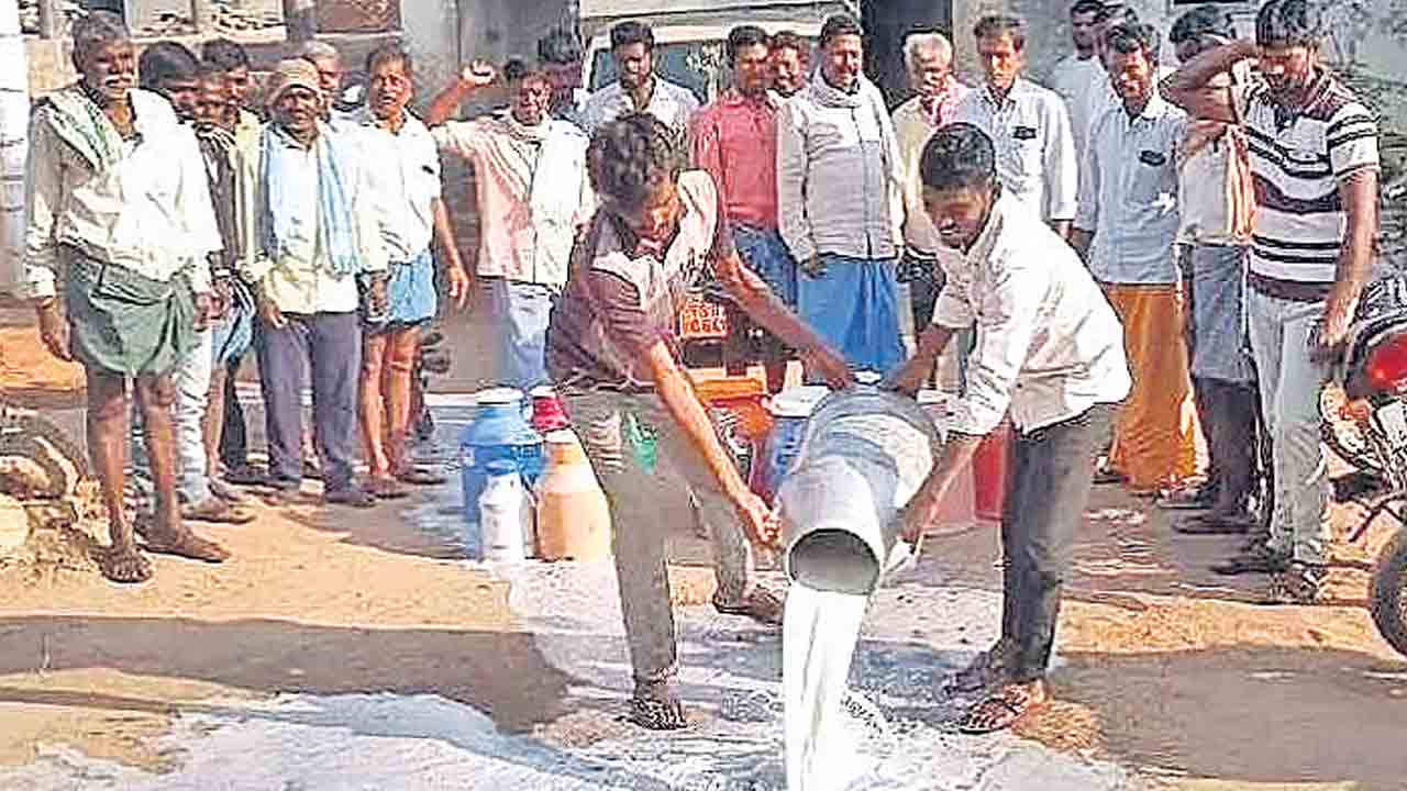 పాడి రైతుల ఆందోళన