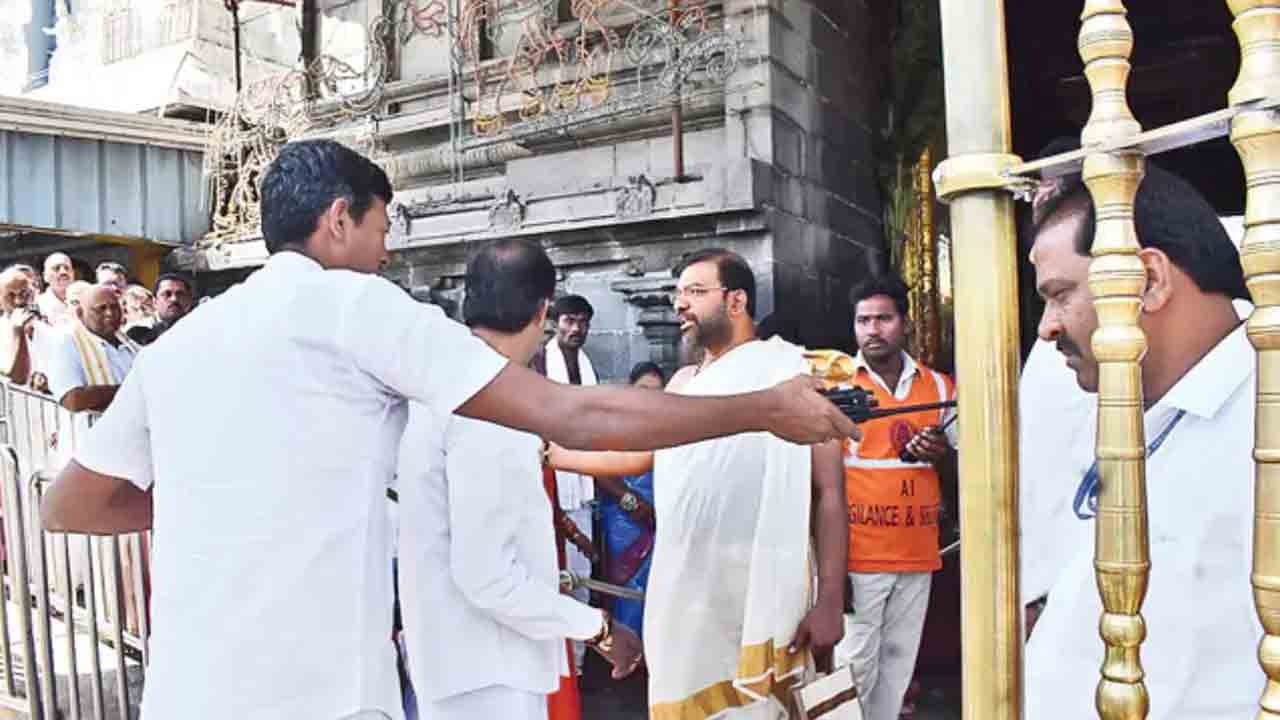 TTD | థర్డ్‌ క్లాస్‌ ఫెలో.. నిన్ను ఇక్కడ పెట్టిందెవరు?.. ఉద్యోగిపై టీటీడీ సభ్యుడి బూతు పురాణం