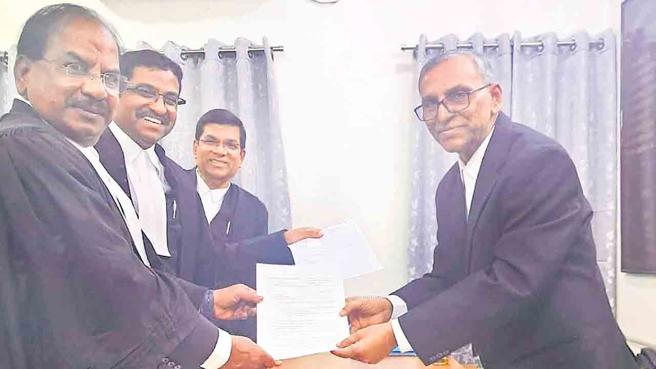 బార్‌ కౌన్సిల్‌ సభ్యుల రాజీనామా