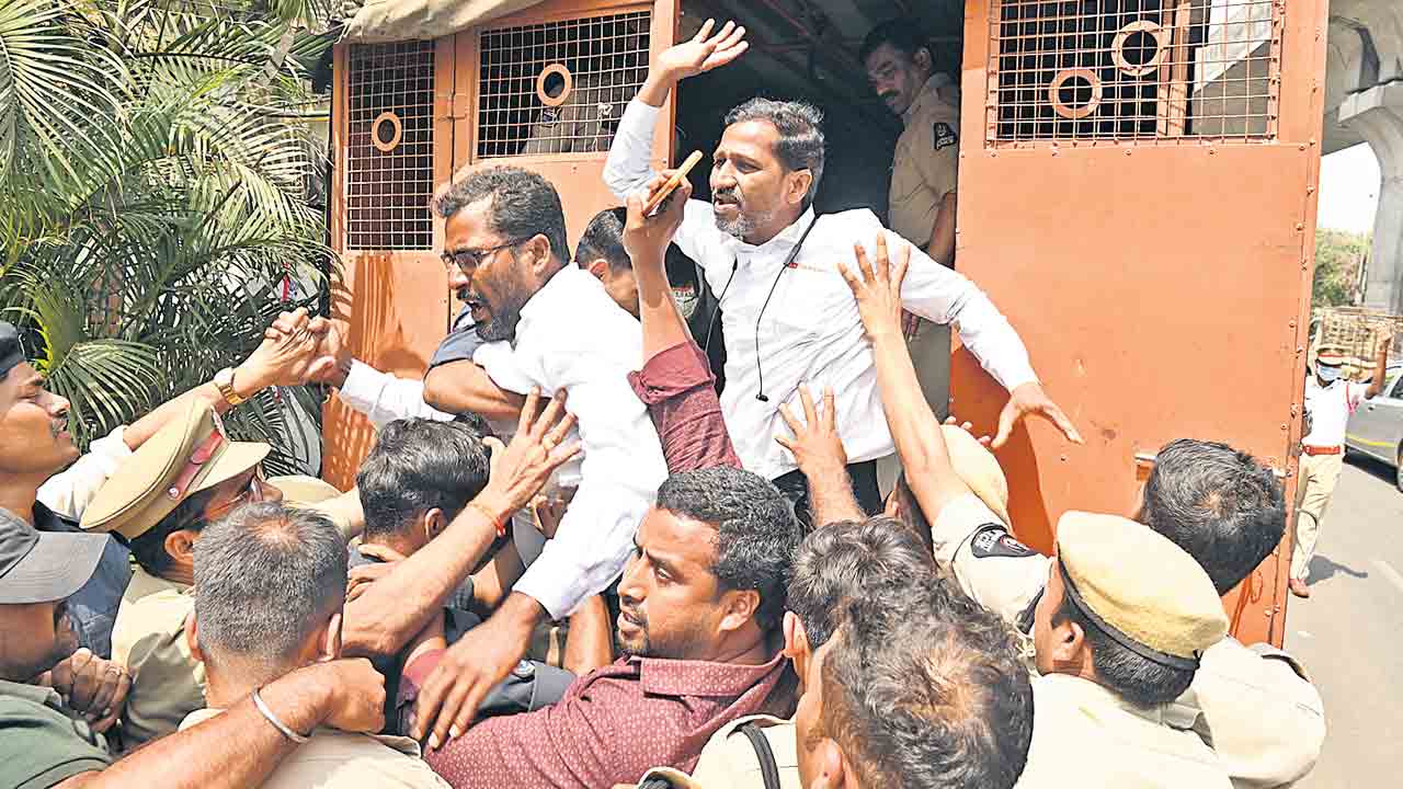 కదం తొక్కిన ఆర్టిజన్లు.. విద్యుత్‌ సౌధ ముట్టడి