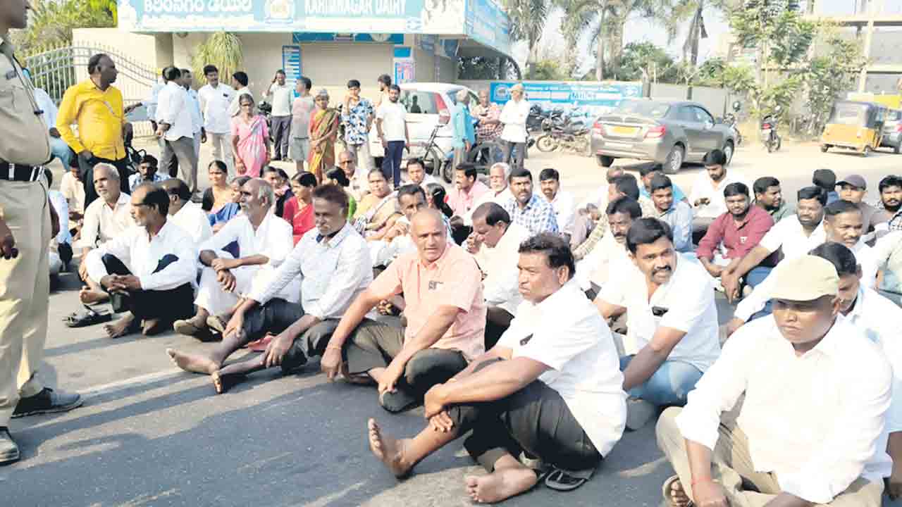 రోడ్డెక్కి.. నిలదీసి