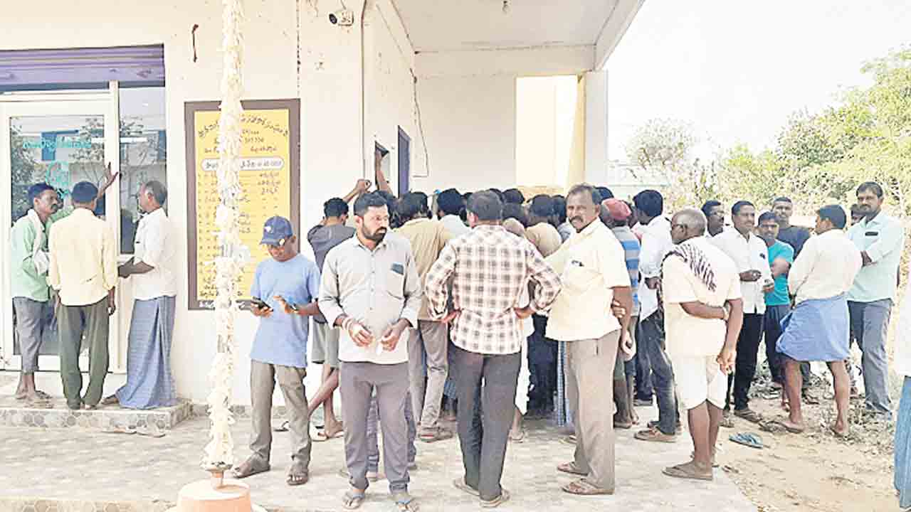 యూరియా కోసం రైతుల పడిగాపులు