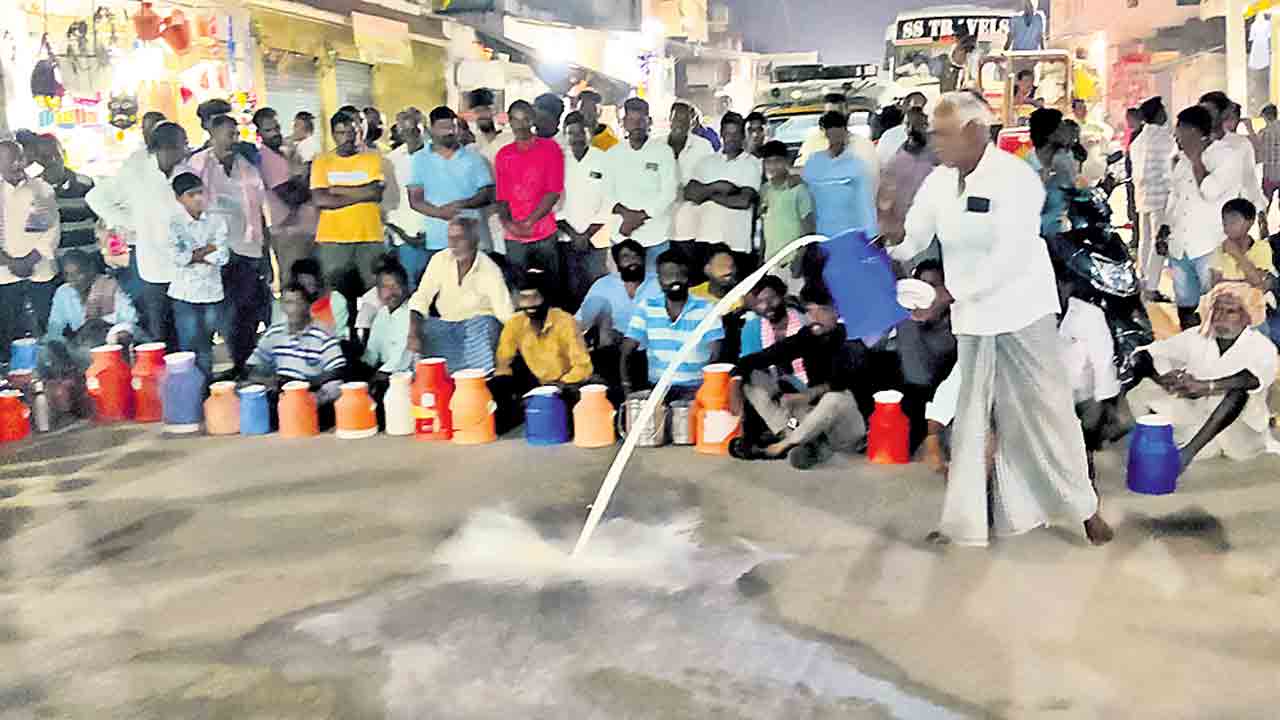 Rajanna Sircilla | పాడి రైతు పోరుకు తలొగ్గిన సర్కారు.. పాలకేంద్రం తెరిచిన అధికారులు