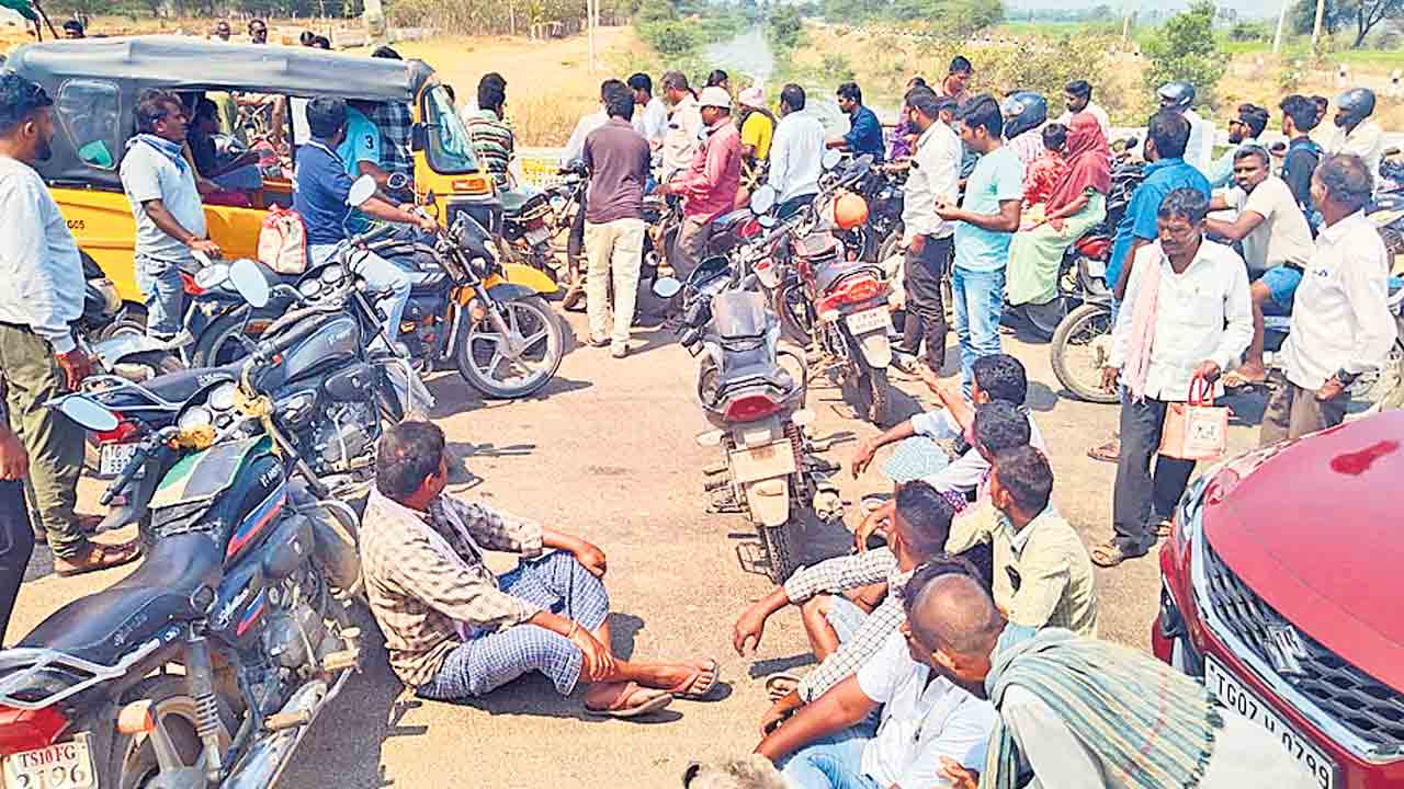 సాగునీటి కోసం రైతుల రాస్తారోకో