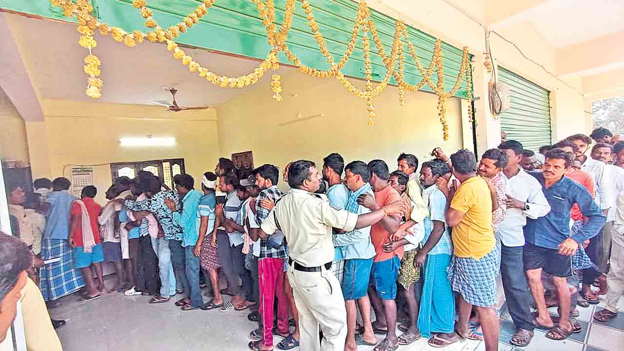 యూరియా కోసం రైతుల పడిగాపులు