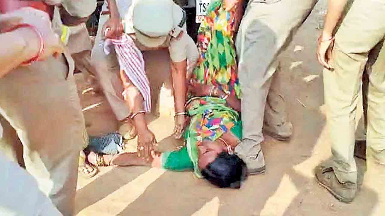 Bhupalpally | రైతులపై ఫారెస్ట్‌ అధికారుల దాష్టీకం.. బూటు కాళ్లతో తన్నుతూ విచక్షణారహితంగా దాడి