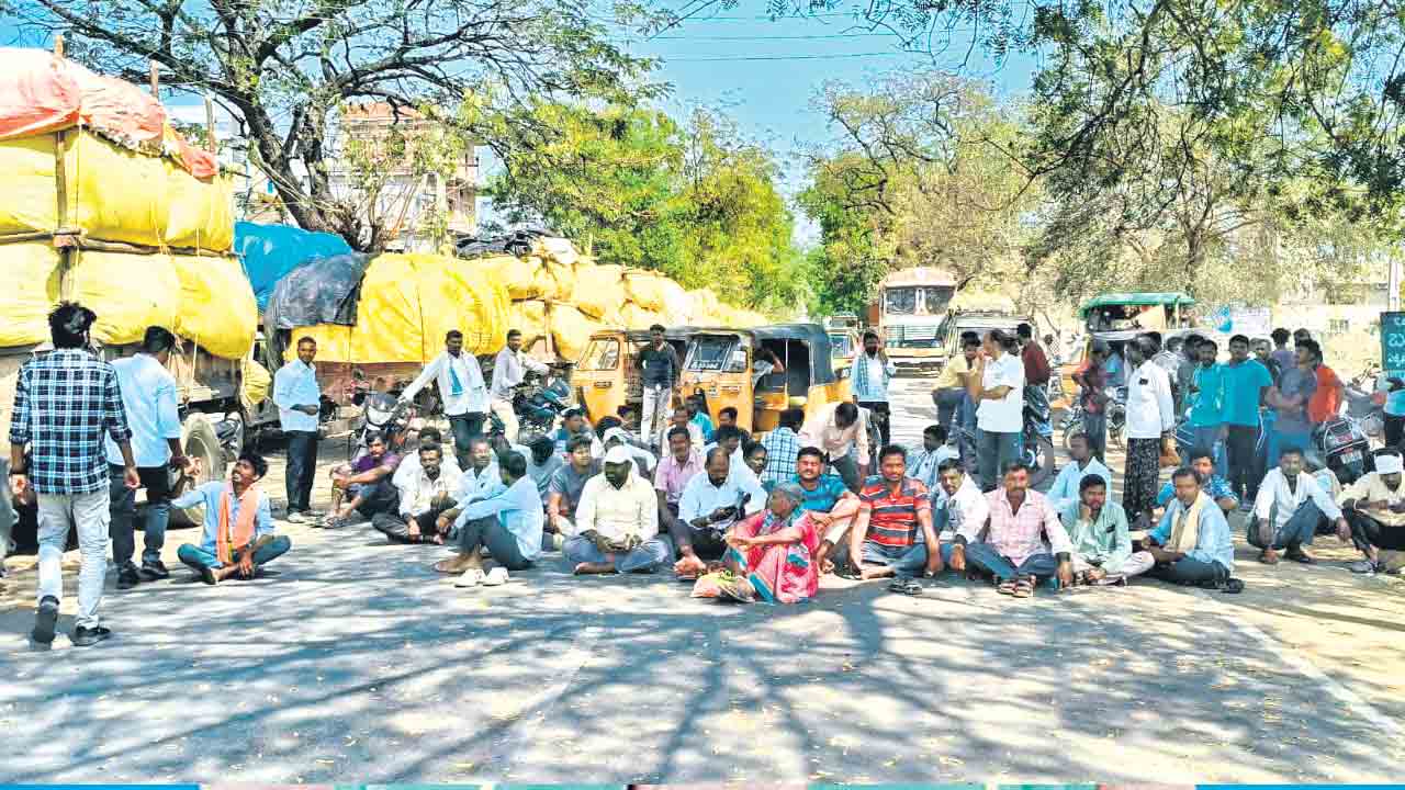 మళ్లీ రోడ్డెక్కిన పత్తి రైతులు