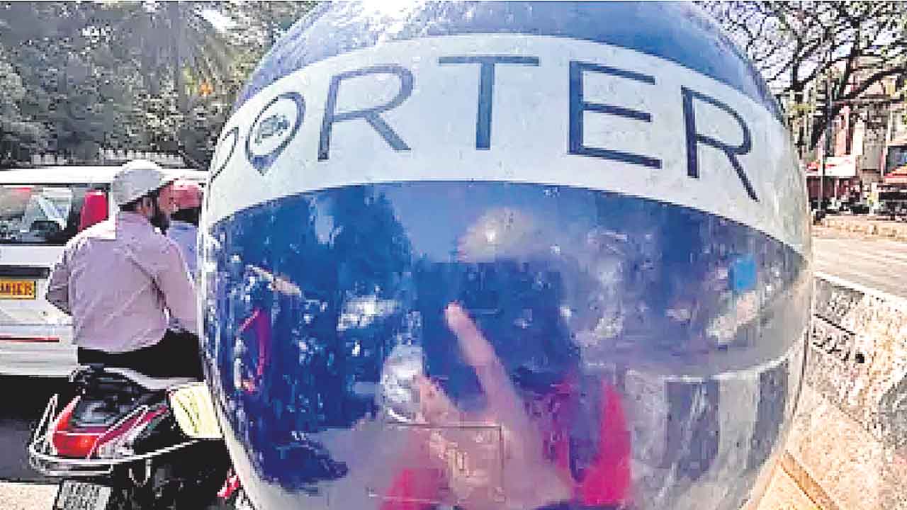 Porter | పోర్టర్‌ బైక్‌పై.. హ్యూమన్‌ పార్సిల్‌!