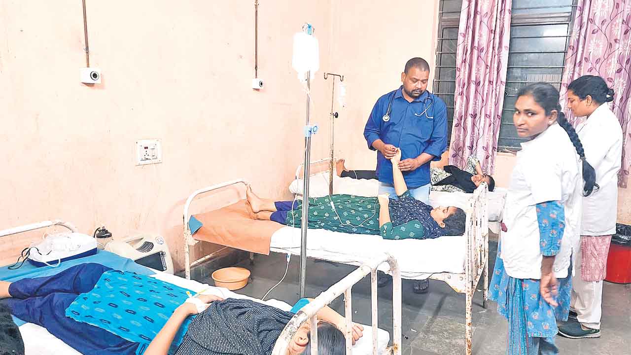 ఐదుగురు విద్యార్థినులకు ఫుడ్‌పాయిజన్‌!