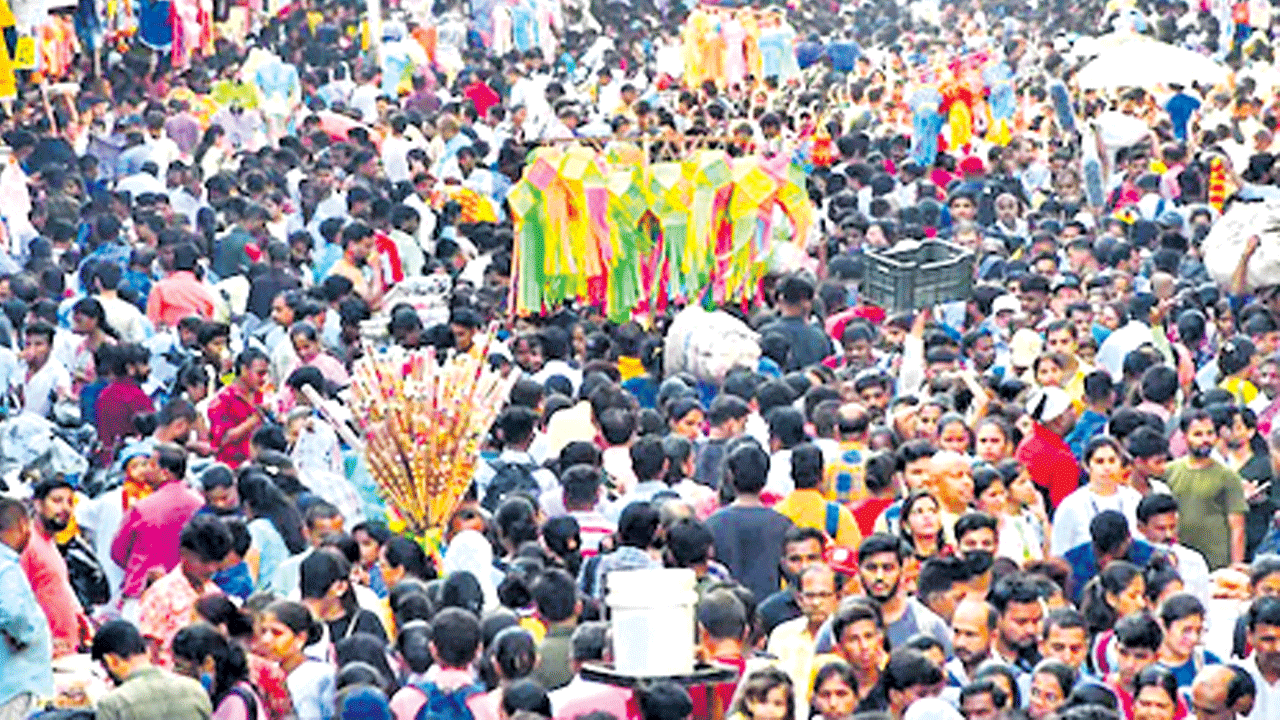 Consuming Class | 100 కోట్ల మంది స్థోమత అంతంతే..  స్వేచ్ఛగా ఖర్చు చేసేది 13 కోట్ల మందే!