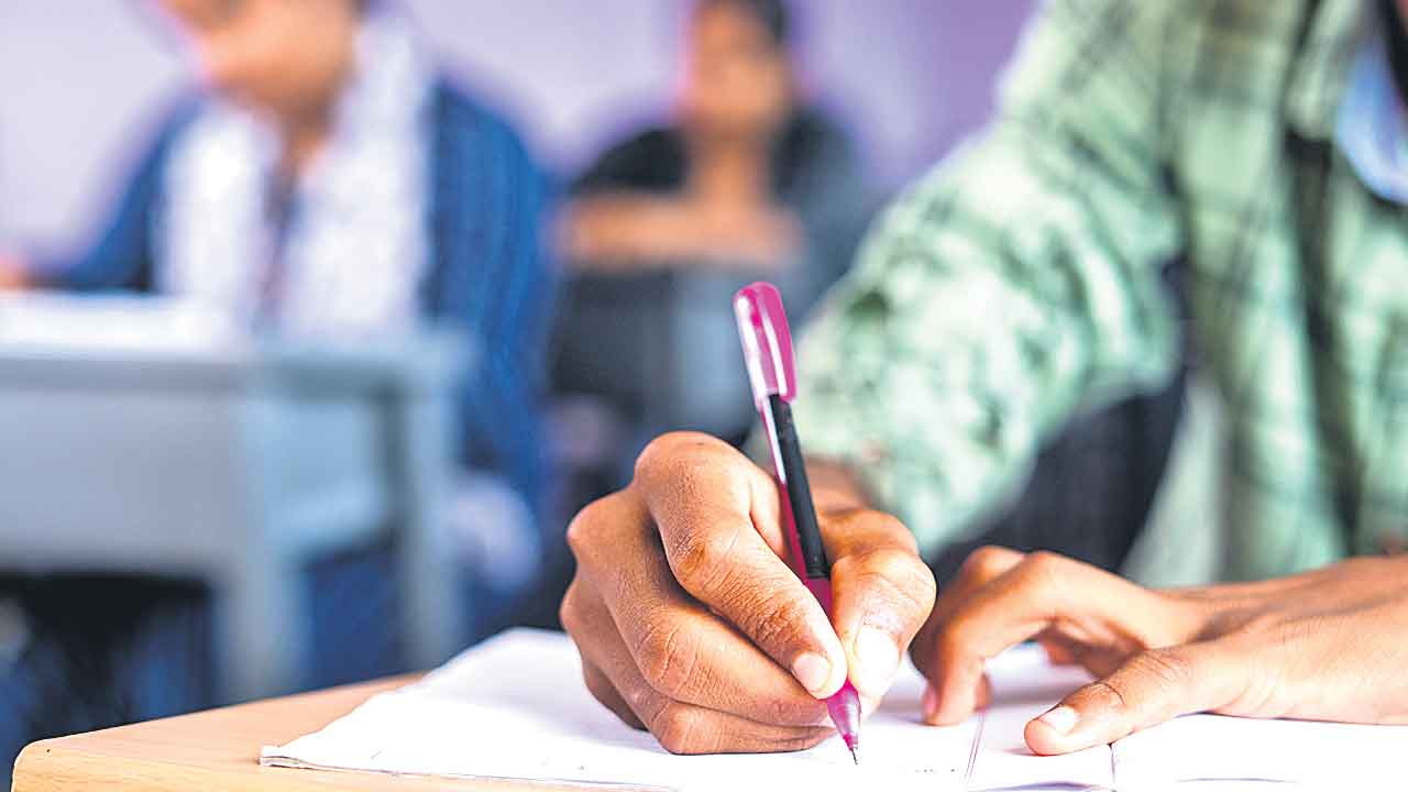 Entrance Exams Fees | ఫీజు రాయితీకి బడుగులు దూరం.. బీసీ విద్యార్థులకు సర్కారు మోసం!