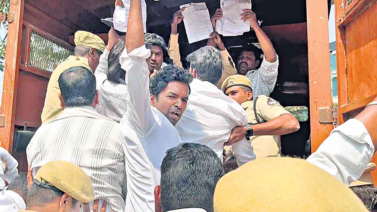 సీఎం ఇల్లు ముట్టడికి యత్నం