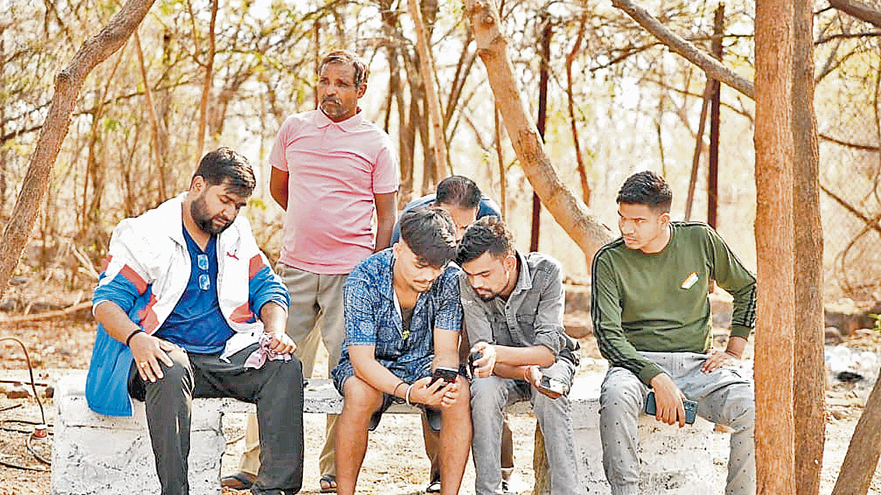 మా వాళ్ల ప్రాణాలంటే లెక్క లేదా?