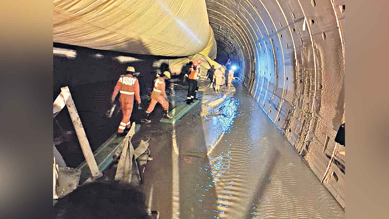SLBC Tunnel Mishap | సొరంగంలో ప్రాణాలు.. 48 గంటలుగా మట్టిదిబ్బల కిందే 8మంది కార్మి కులు