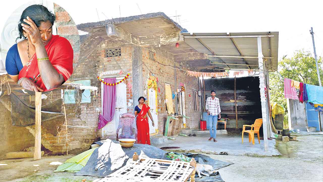 Karimnagar | ఇల్లమ్మి బాకీలు కడుతా.. ఆయన పోయినంక అంతా చీకటైంది..