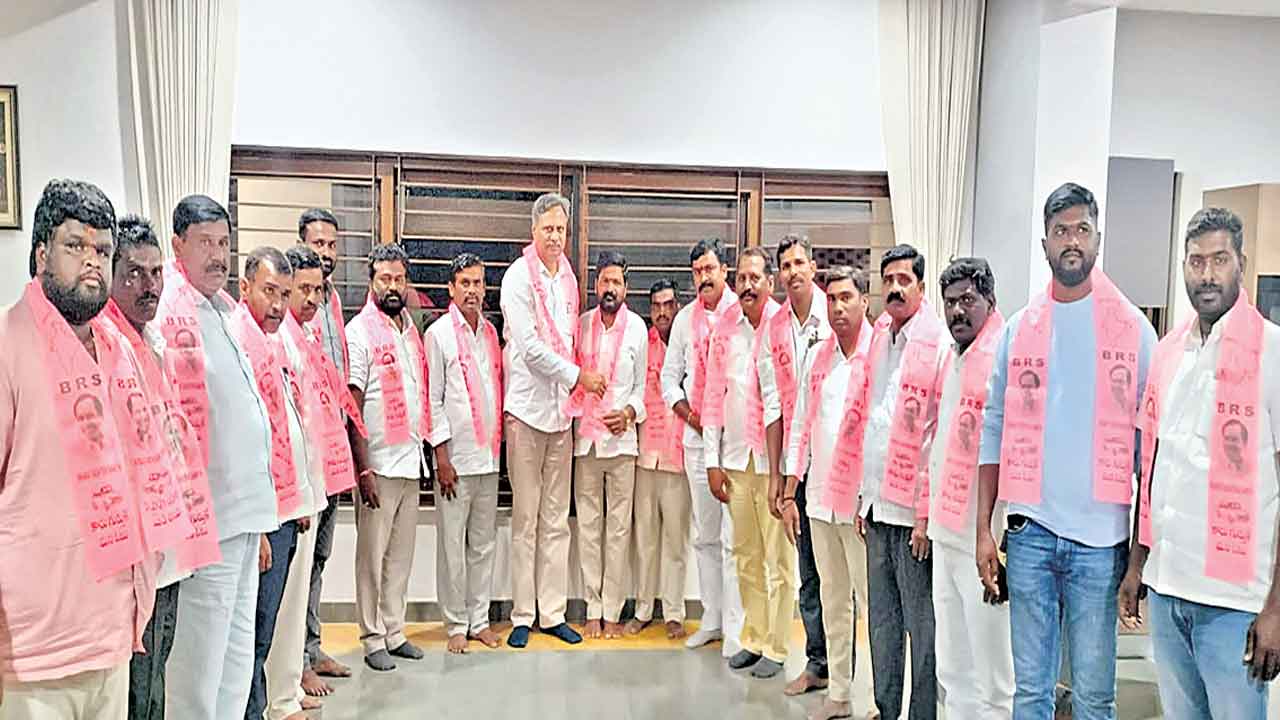 డీసీసీ అధ్యక్షుడి స్వగ్రామంలో కాంగ్రెస్‌కు ఝలక్‌