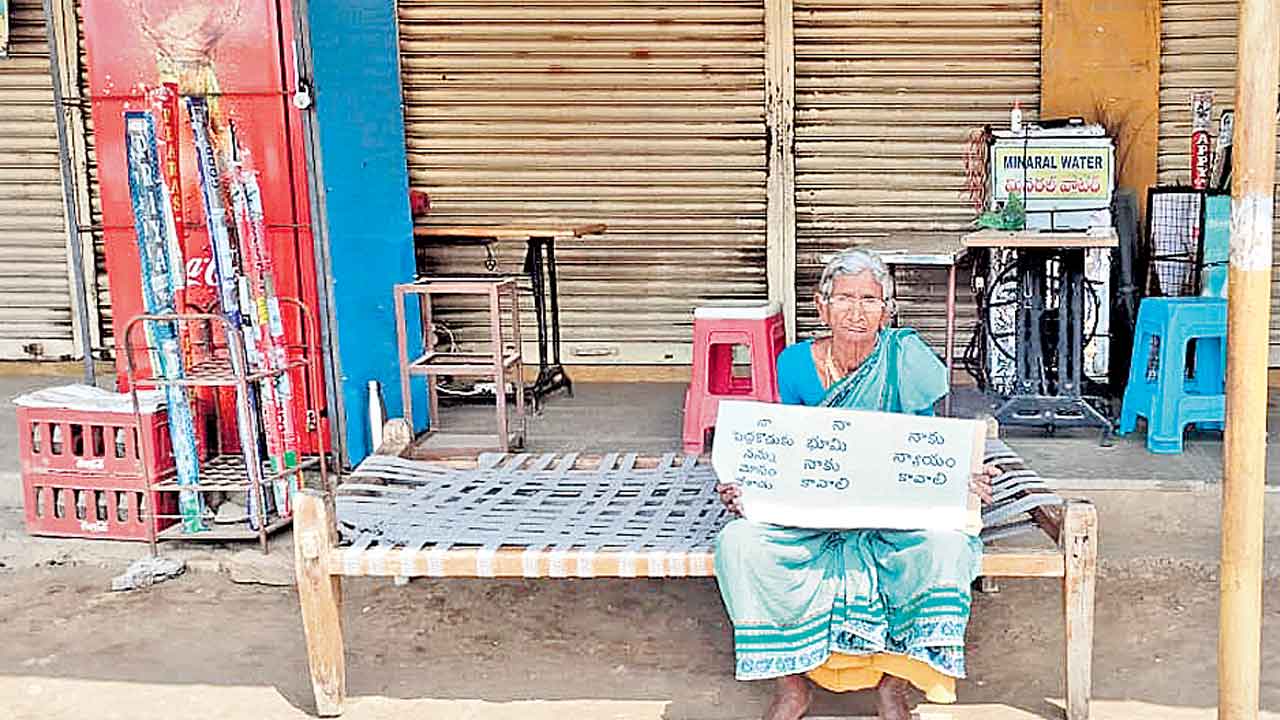 Mahabubabad | పెద్ద కొడుకు భూమి లాక్కున్నడు.. న్యాయం చేయాలంటూ కుమారుడి ఇంటి ఎదుట తల్లి దీక్ష