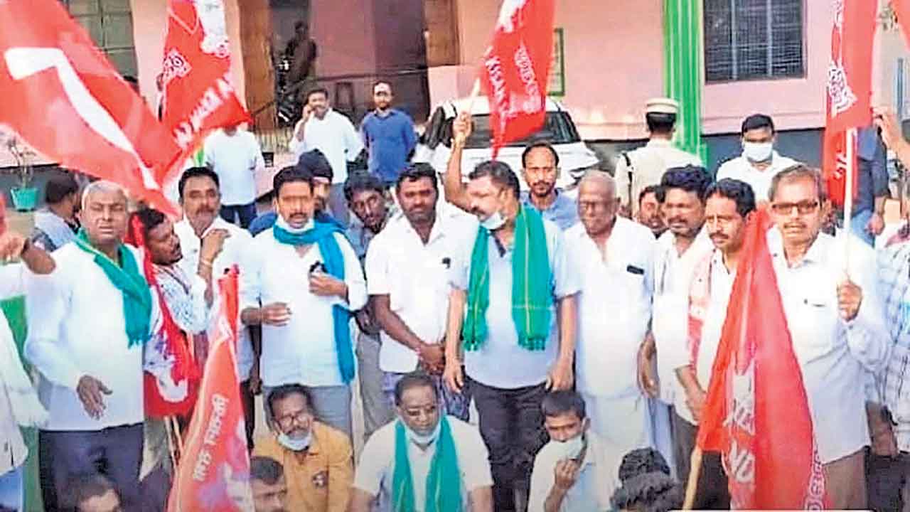 ఖమ్మంలో మిర్చి రైతు ఆందోళన