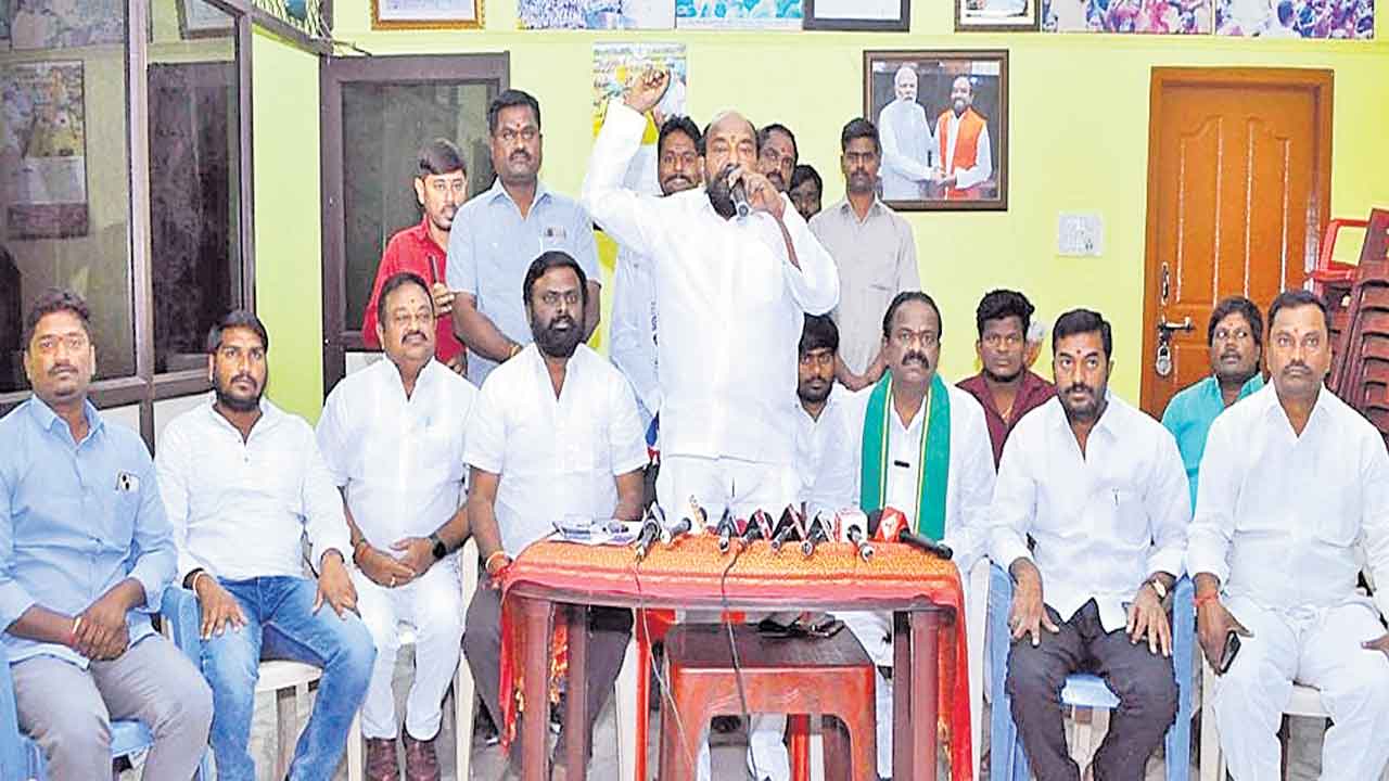 బీసీ సమస్యలు పక్కదారి పట్టించేందుకు రేవంత్‌ కుట్ర: ఆర్‌ కృష్ణయ్య