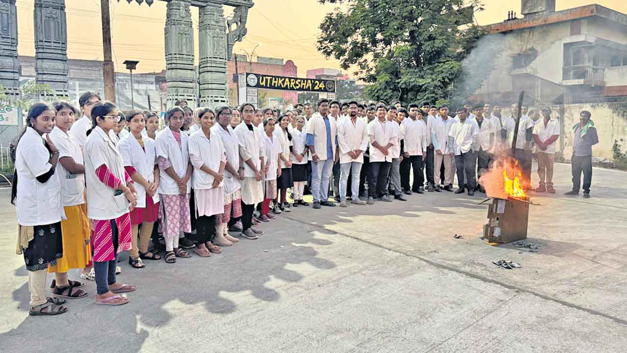 కేయూలో కోదండరాం దిష్టిబొమ్మ దహనం