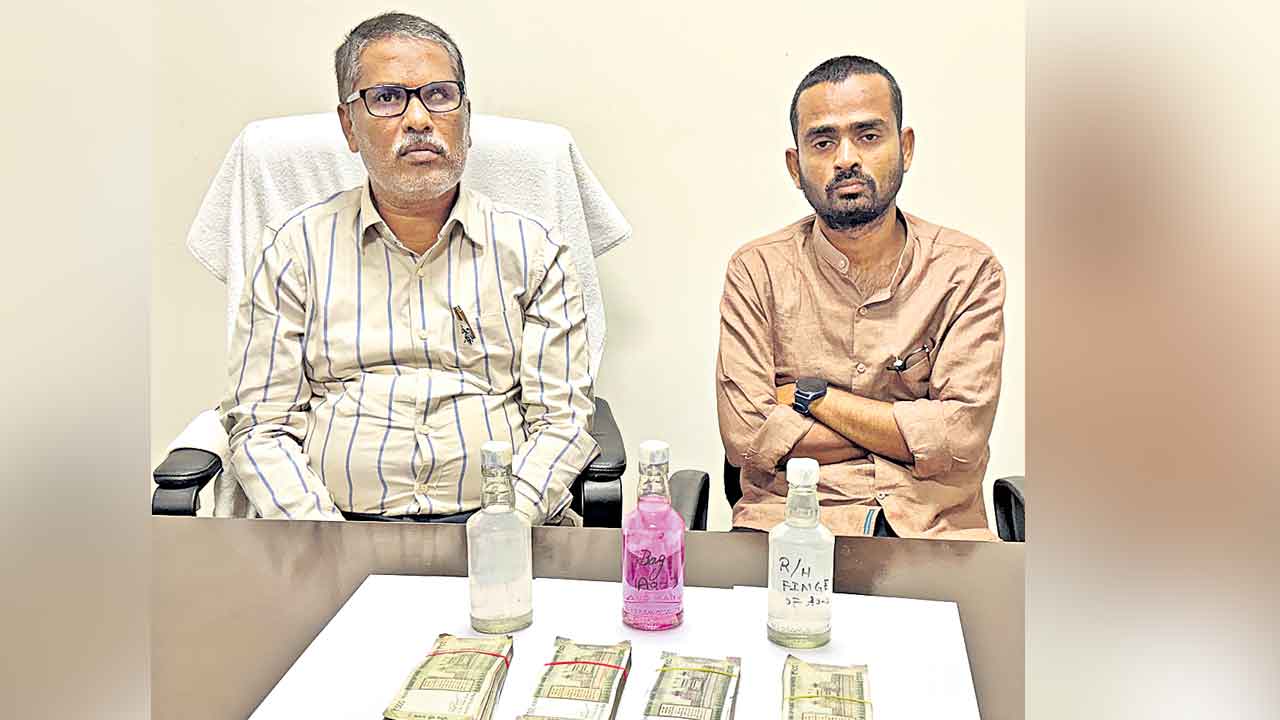 వెంచర్‌ యజమానుల నుంచి 2 లక్షలు లంచం