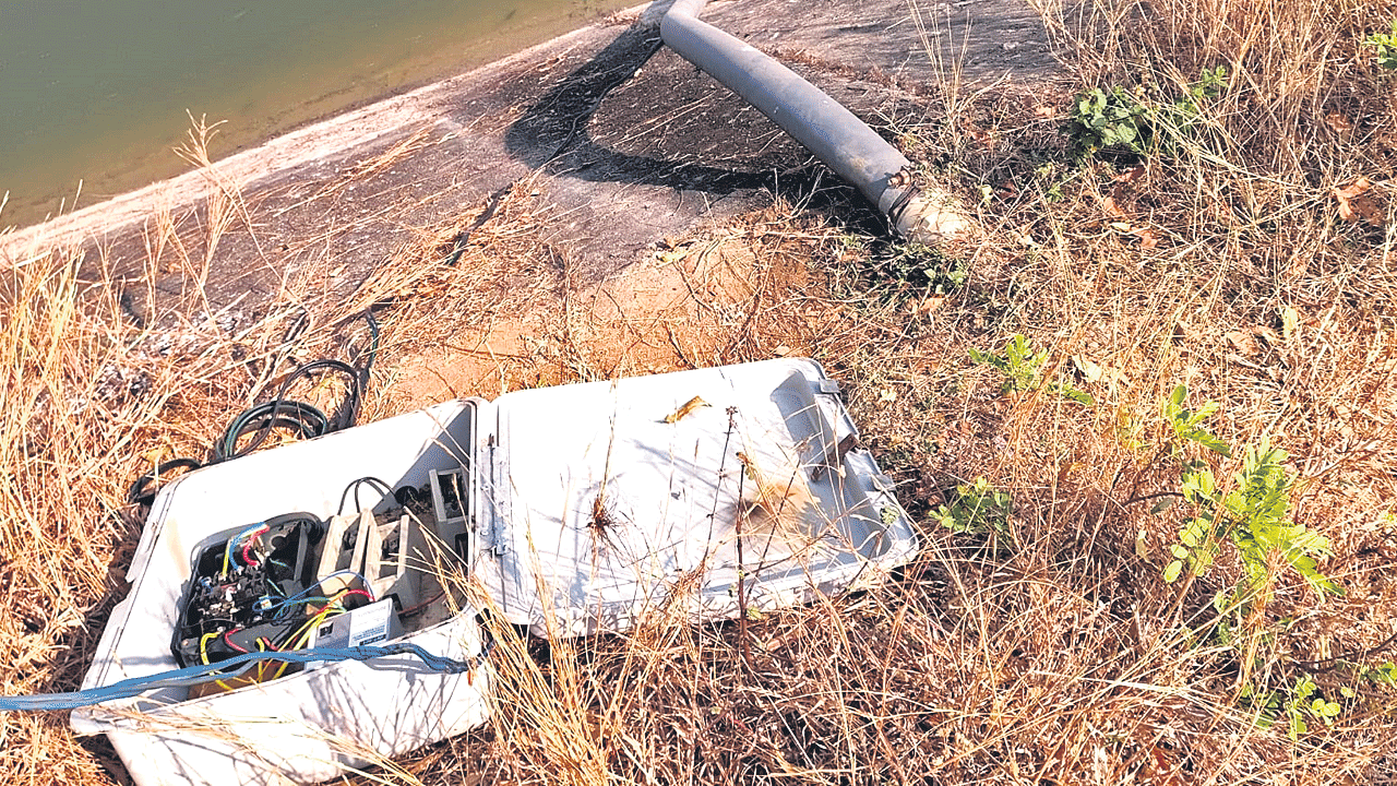 అన్నదాతలపై అధికారుల దౌర్జన్యం