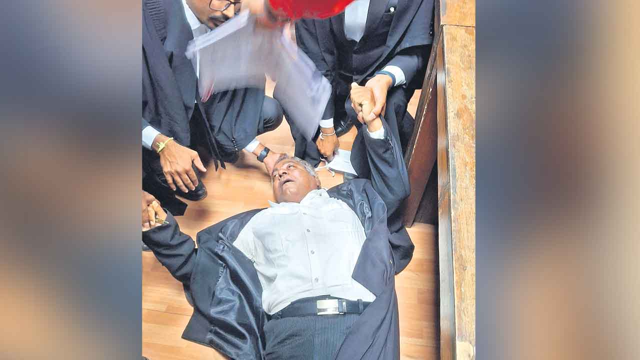 కేసు వాదిస్తూ న్యాయవాది హఠాన్మరణం