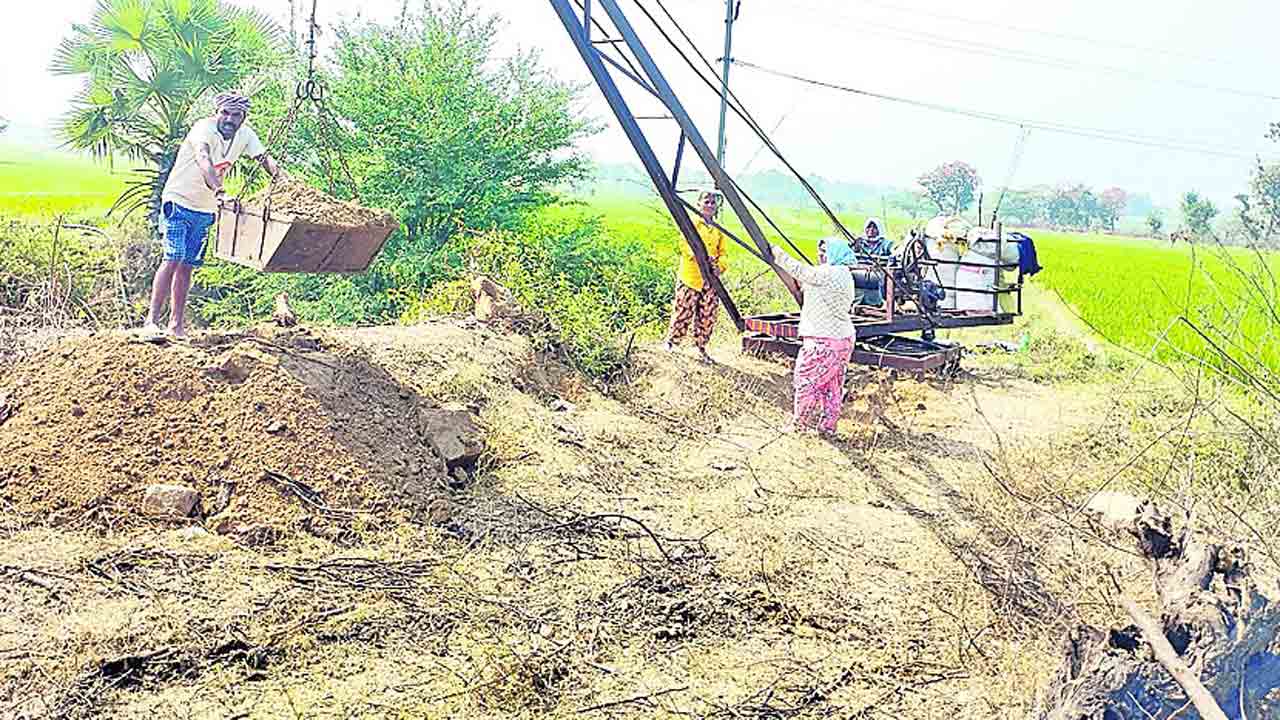 నీళ్ల కోసం తండ్లాట.. తాగు, సాగు నీరులేక సుక్యాతండా వాసుల గగ్గోలు