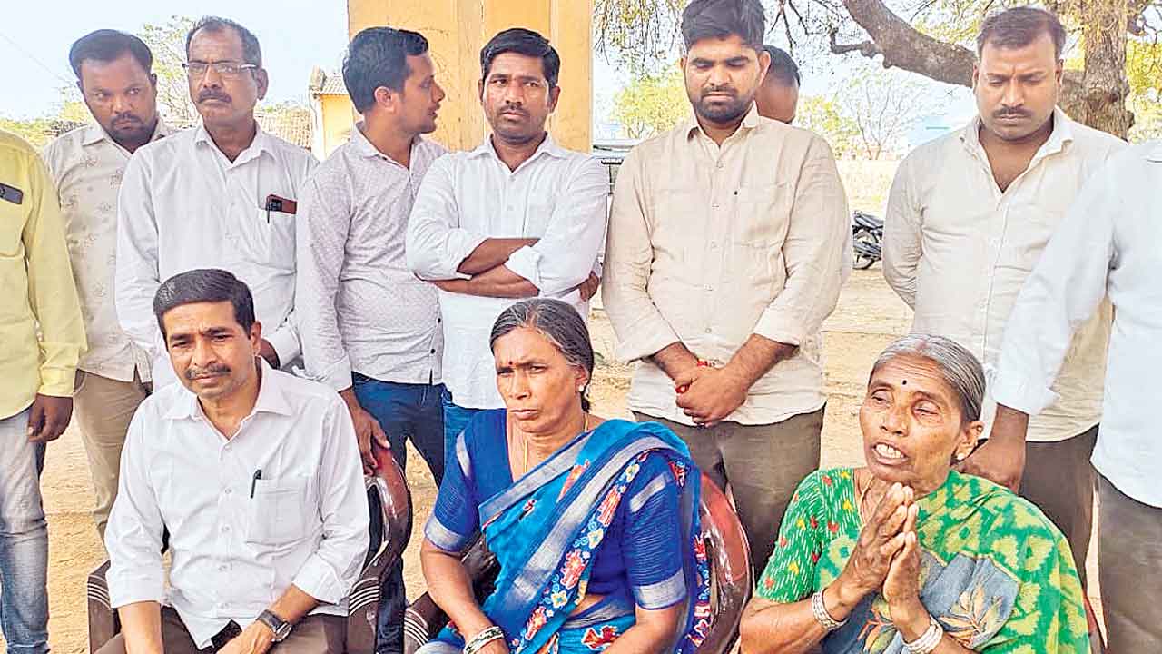 Komatireddy Venkat Reddy | మిమ్మల్ని ఇక్కడికి ఎవడు రమ్మన్నడు.. రైతులపై మంత్రి కోమటిరెడ్డి జులుం!