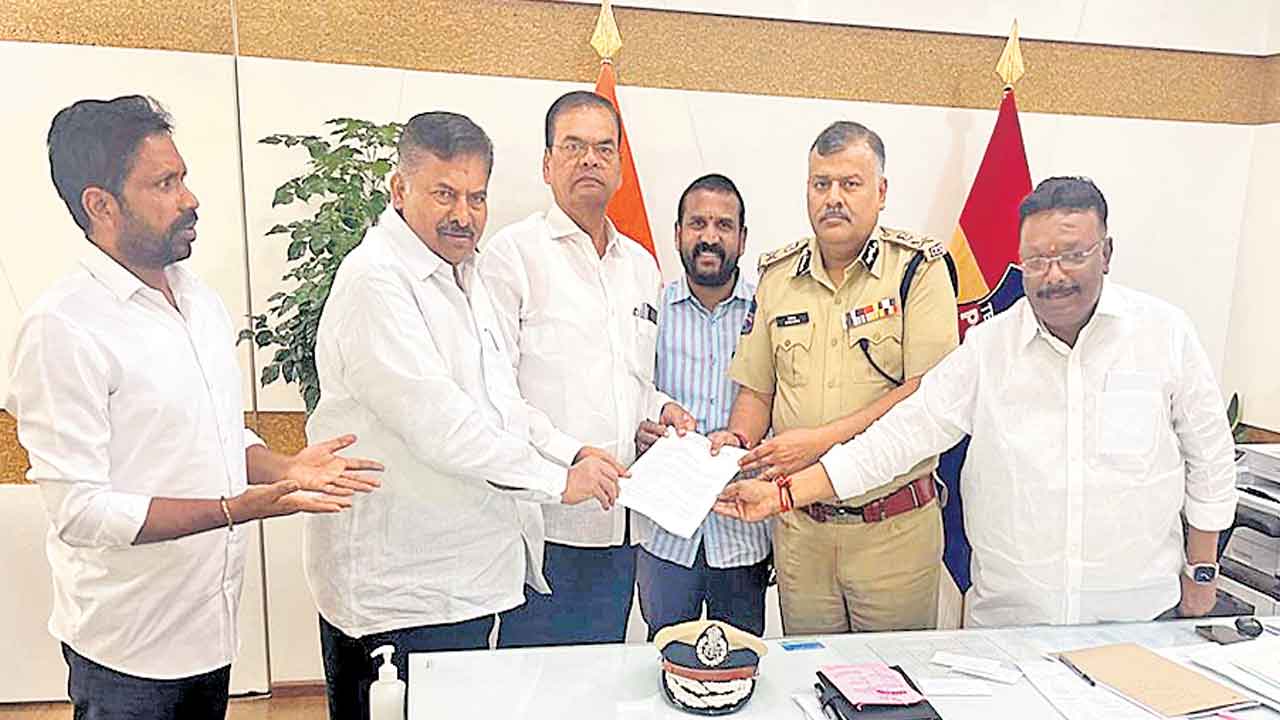 పోలీసులా.. రేవంత్‌ కీలుబొమ్మలా?