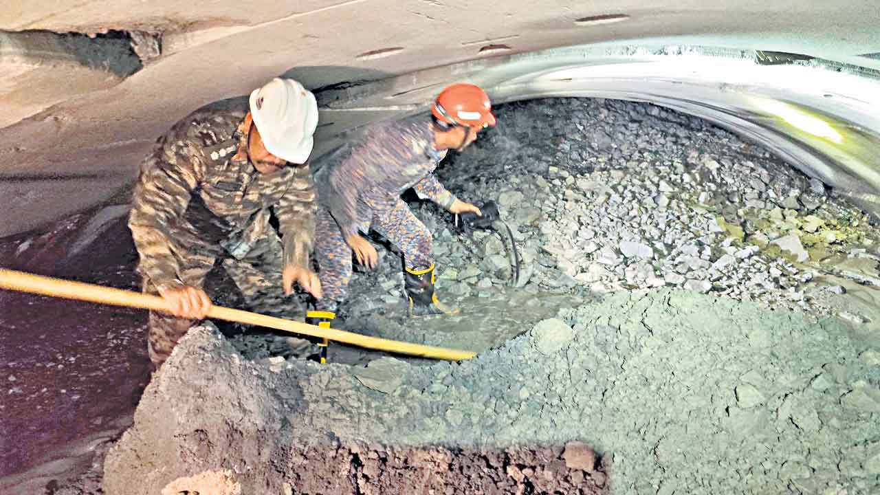 SLBC | ఆశలు ఆవిరేనా! టన్నెల్‌ ప్రమాదం జరిగి 5 రోజులు.. ఇప్పటికీ లభించని కార్మికుల ఆచూకీ