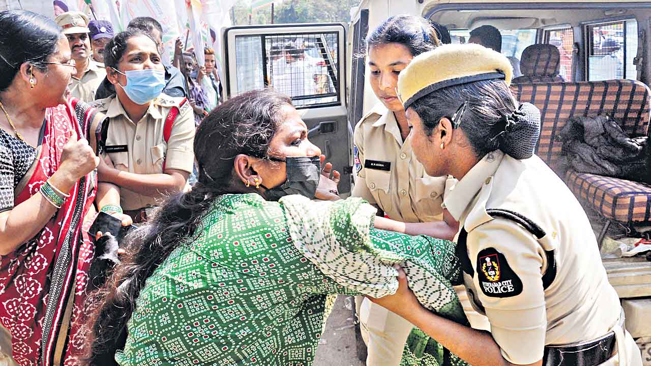 Osmania Hospital | ఉస్మానియా దవాఖాన ఇక్కడొద్దు.. గోషామహల్‌ వాసుల ఆందోళన