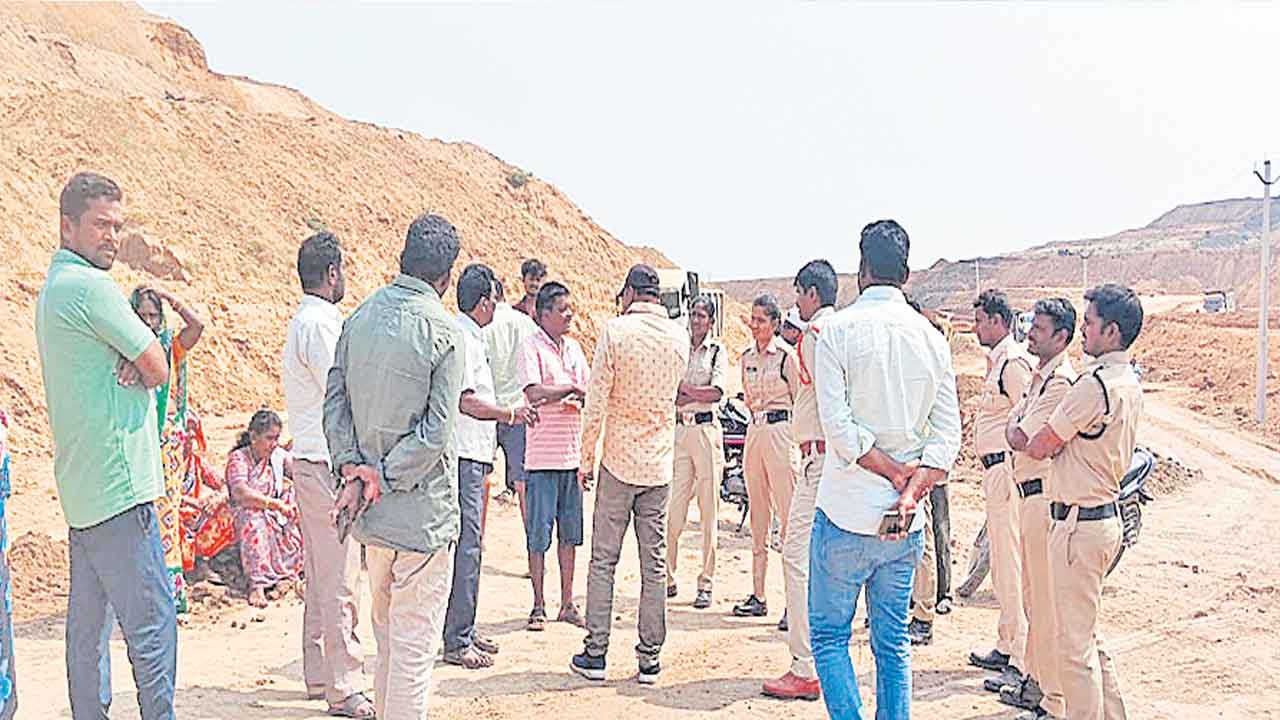 Telangana | పోలీసులతో భయపెట్టి భూసేకరణా?.. నర్సిరెడ్డిగూడెం రైతుల ఆవేదన